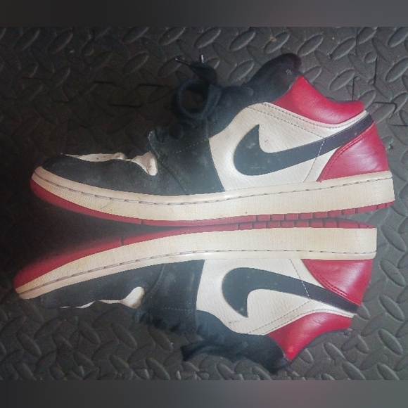Men Nike Air Jordan 1 low black toe sneakers - Picture 7 of 16